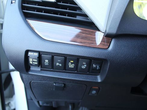 Used 2015 Toyota Sienna Limited Premium FWD image 34