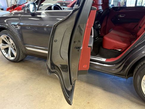 Used 2018 Bentley Bentayga image 66