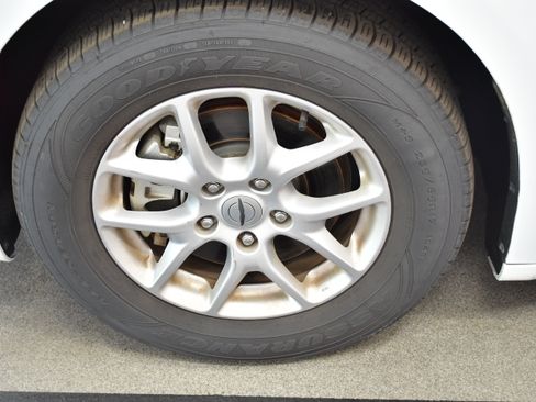 Used 2024 Chrysler Pacifica Touring-L FWD image 37