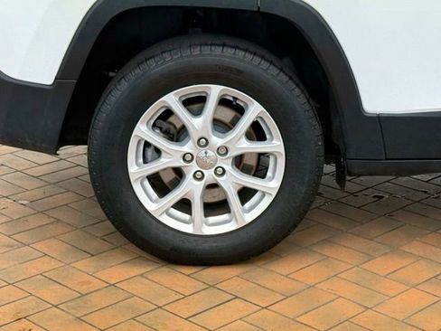 Used 2017 Jeep Cherokee Latitude AWD/4WD image 9