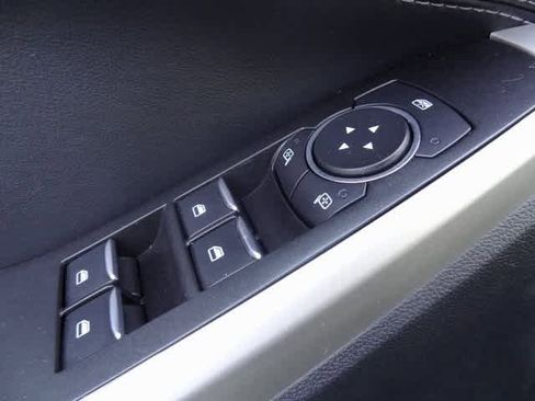 Used 2022 Ford Explorer XLT image 17