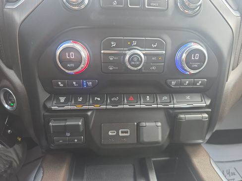 Used 2022 GMC Sierra 3500 Denali w/ Denali Ultimate Package AWD/4WD image 21
