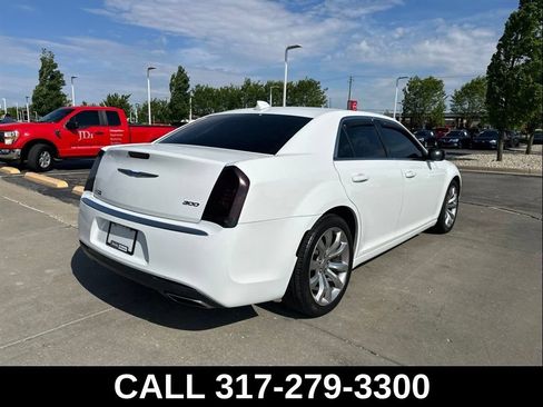 Used 2018 Chrysler 300 Touring w/ Chrome Appearance Package RWD image 9