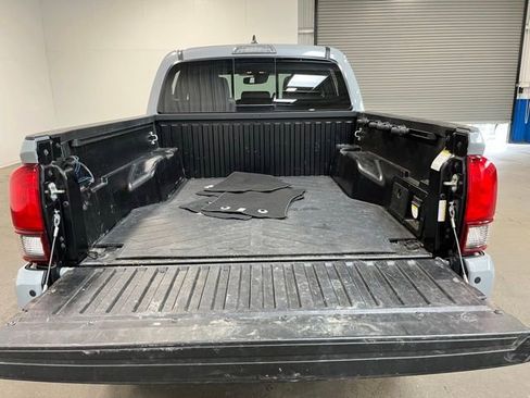 Used 2019 Toyota Tacoma TRD Off-Road AWD/4WD image 16