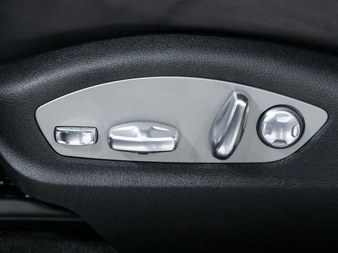 Certified 2023 Porsche Macan image 17