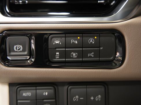 New 2026 GMC Yukon Denali w/ Sun & Power Step Package image 32