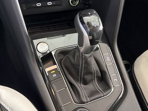 New 2025 Volkswagen Taos SE image 18