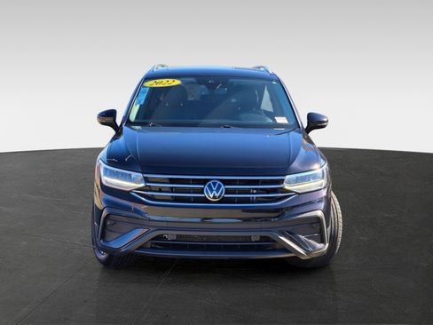 Used 2022 Volkswagen Tiguan SE w/ Panoramic Sunroof Package image 2
