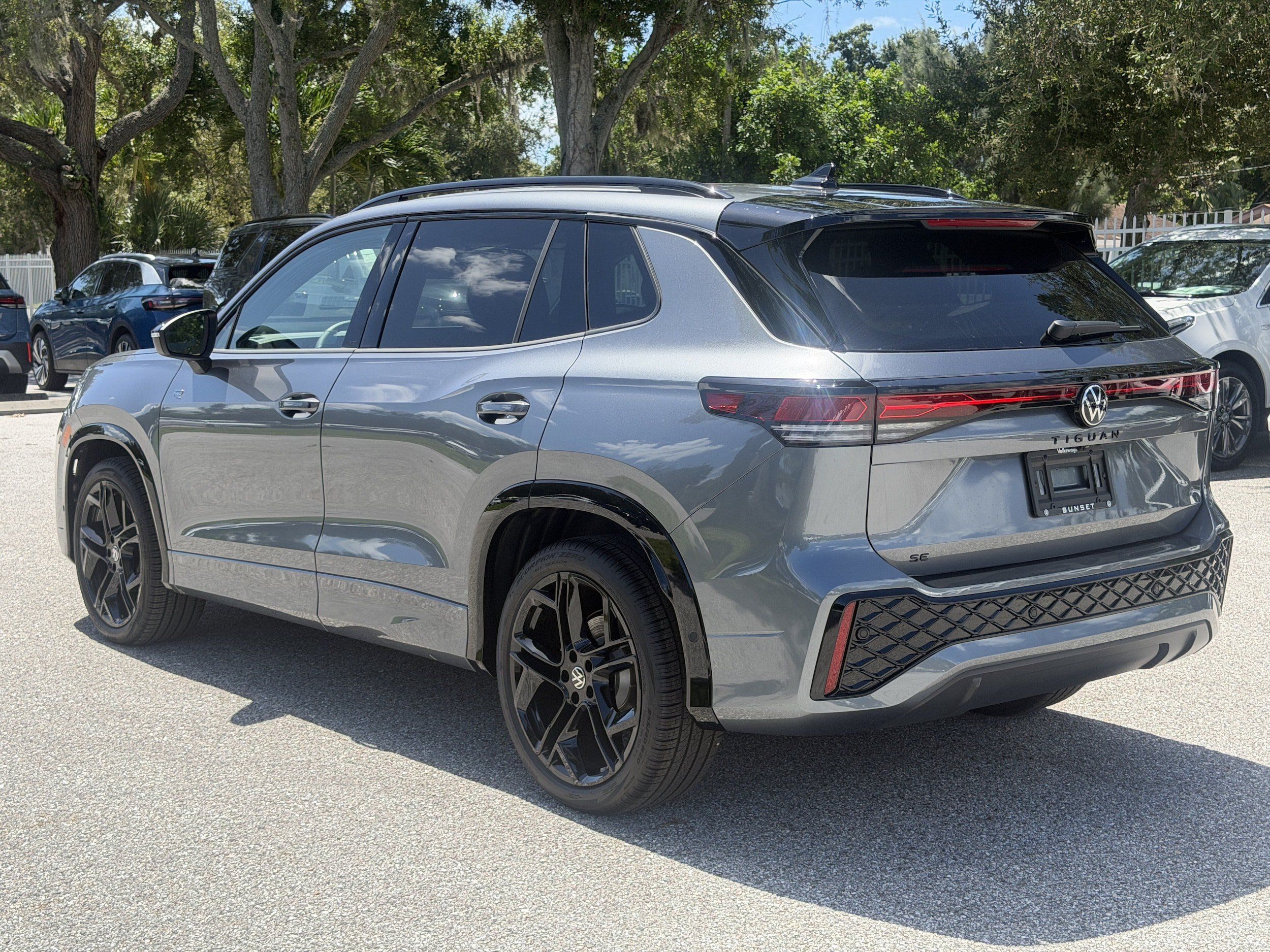 New 2026 Volkswagen Tiguan SE R-Line FWD image 5