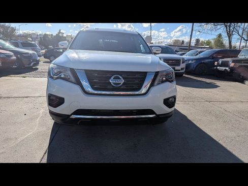 Used 2019 Nissan Pathfinder SV image 2