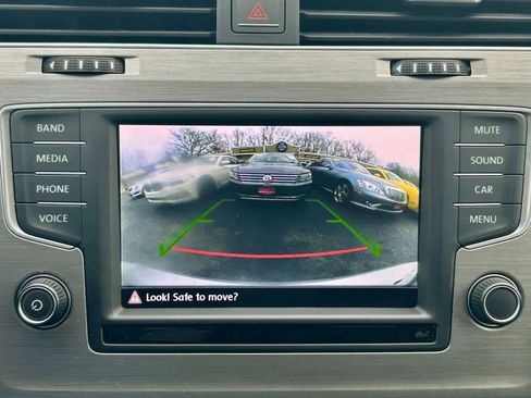 Used 2016 Volkswagen Golf S image 25