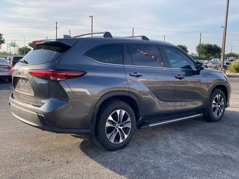 Used 2024 Toyota Highlander XLE FWD image 4