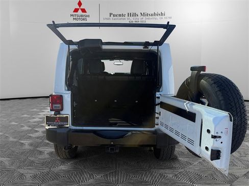 Used 2018 Jeep Wrangler Unlimited Sahara image 9