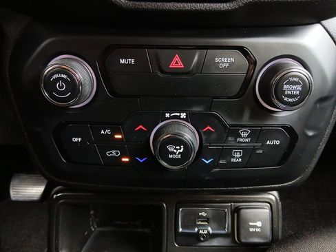 Used 2018 Jeep Renegade Latitude FWD image 4