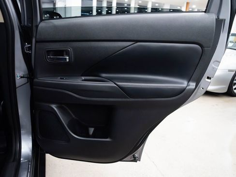 Used 2019 Mitsubishi Outlander SE image 21