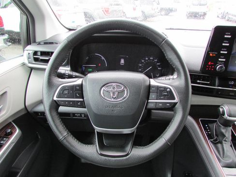 Used 2024 Toyota Sienna XLE image 21