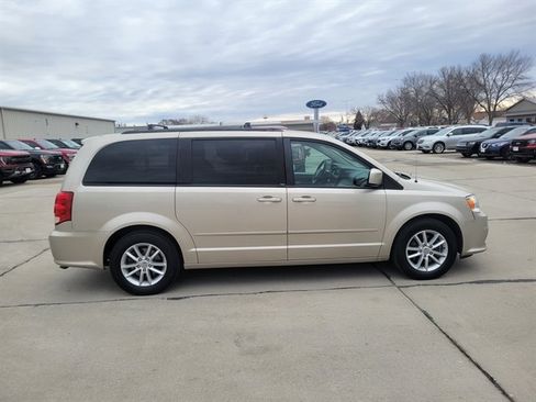 Used 2014 Dodge Grand Caravan SXT image 2