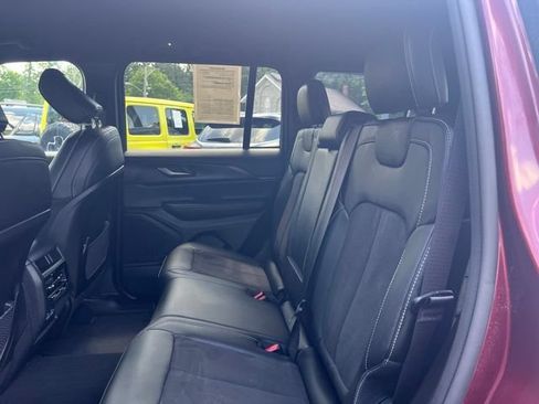 Used 2025 Jeep Grand Cherokee Altitude AWD/4WD image 18