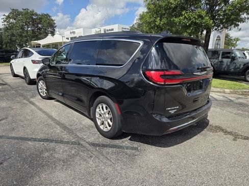 Used 2022 Chrysler Pacifica Touring-L FWD image 4