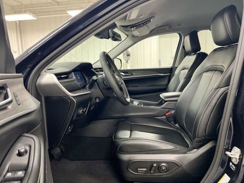 Used 2023 Jeep Grand Cherokee Limited w/ Luxury Tech Group II AWD/4WD image 20