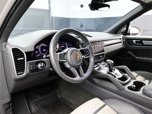 Used 2022 Porsche Cayenne Platinum Edition image 4