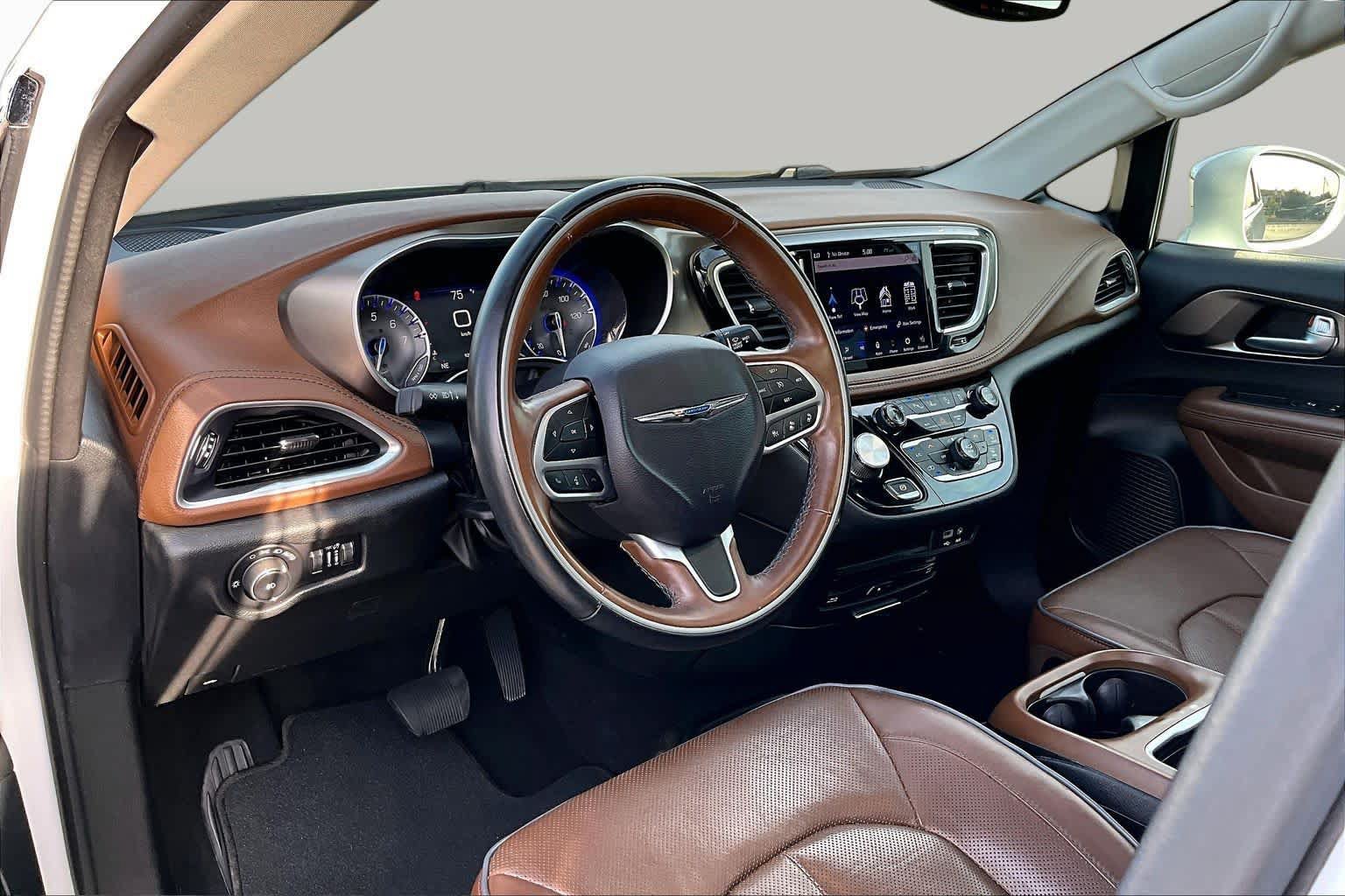 Used 2018 Chrysler Pacifica Limited w/ Advanced Safetytec Group FWD image 17