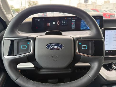 Used 2025 Ford Expedition Active AWD/4WD image 18