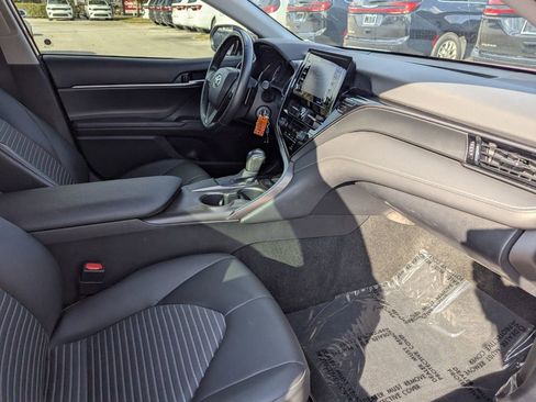 Used 2021 Toyota Camry SE image 9