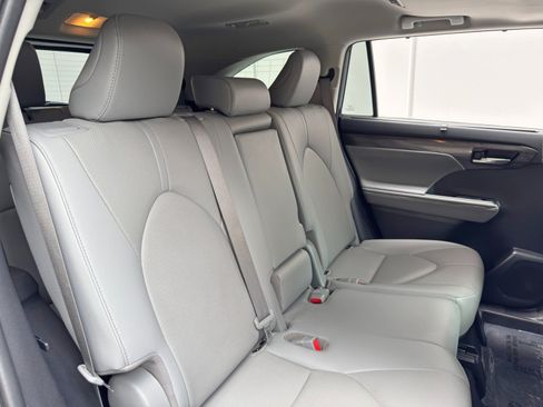 Used 2020 Toyota Highlander Limited FWD image 40