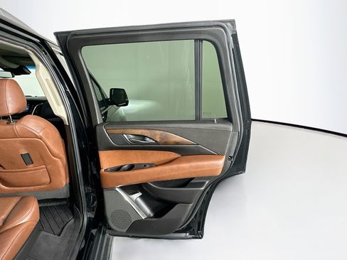 Used 2018 Cadillac Escalade Luxury image 32