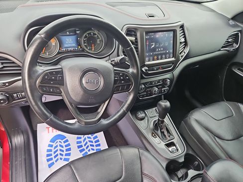 Used 2019 Jeep Cherokee Trailhawk image 18