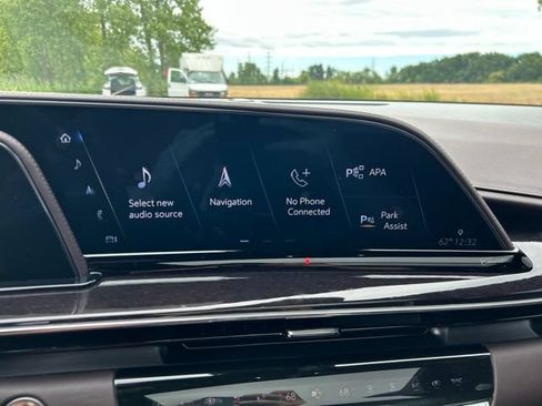 Certified 2022 Cadillac Escalade ESV Premium Luxury Platinum w/ LPO, Radiant Package AWD/4WD image 20