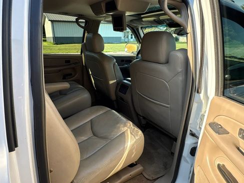 Used 2005 GMC Yukon XL SLT w/ SLT Preferred Equipment Group AWD/4WD image 17