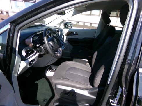 Used 2022 Chrysler Voyager LX FWD image 11