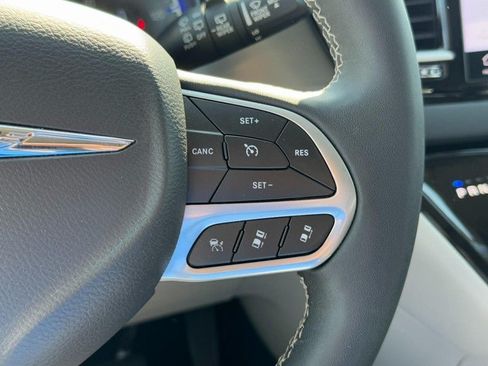 Used 2024 Chrysler Pacifica Touring-L FWD image 24
