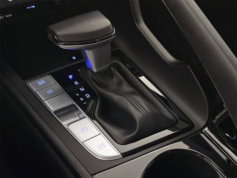 Used 2025 Hyundai Elantra Limited image 17