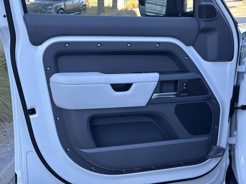 New 2026 Land Rover Defender 110 X-Dynamic SE image 18