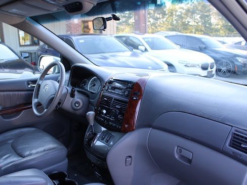Used 2005 Toyota Sienna XLE image 16