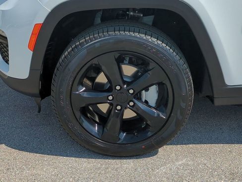 New 2025 Jeep Grand Cherokee Limited w/ Black Appearance Package image 11
