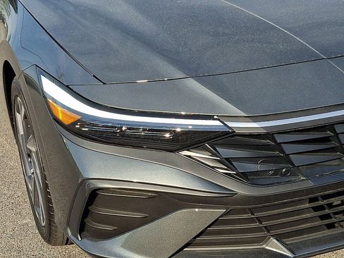 Certified 2025 Hyundai Elantra Sport FWD image 9
