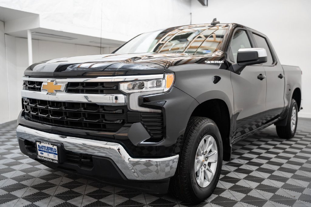 Used 2025 Chevrolet Silverado 1500 LT AWD/4WD image 3