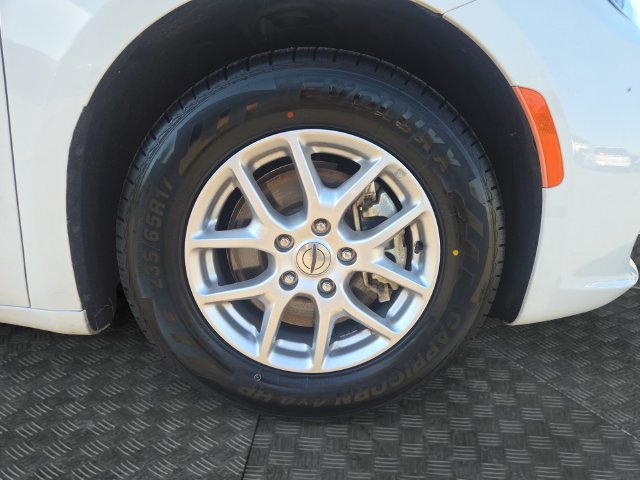 Used 2024 Chrysler Pacifica Touring-L FWD image 36