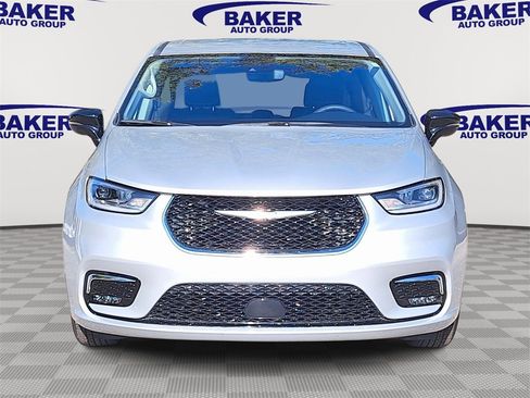 Used 2024 Chrysler Pacifica Touring-L image 8