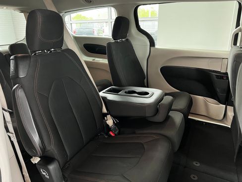Used 2017 Chrysler Pacifica Touring FWD image 21