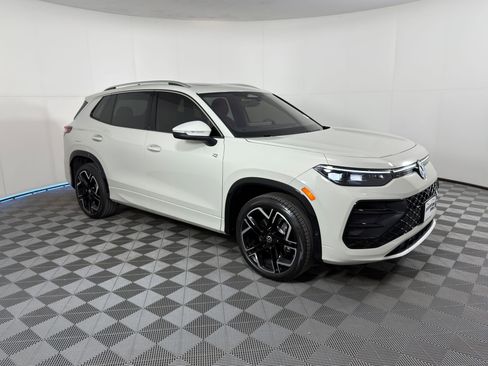 Used 2025 Volkswagen Tiguan SEL R-Line image 6