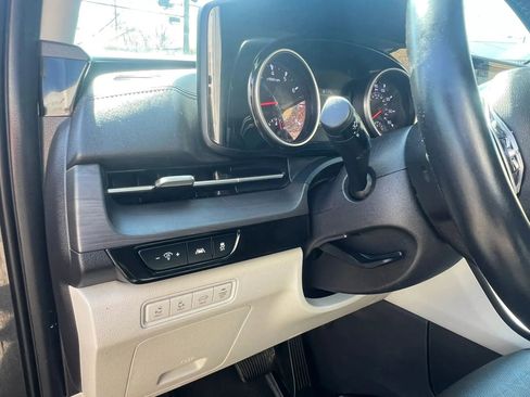 Used 2022 Kia Carnival EX FWD image 14