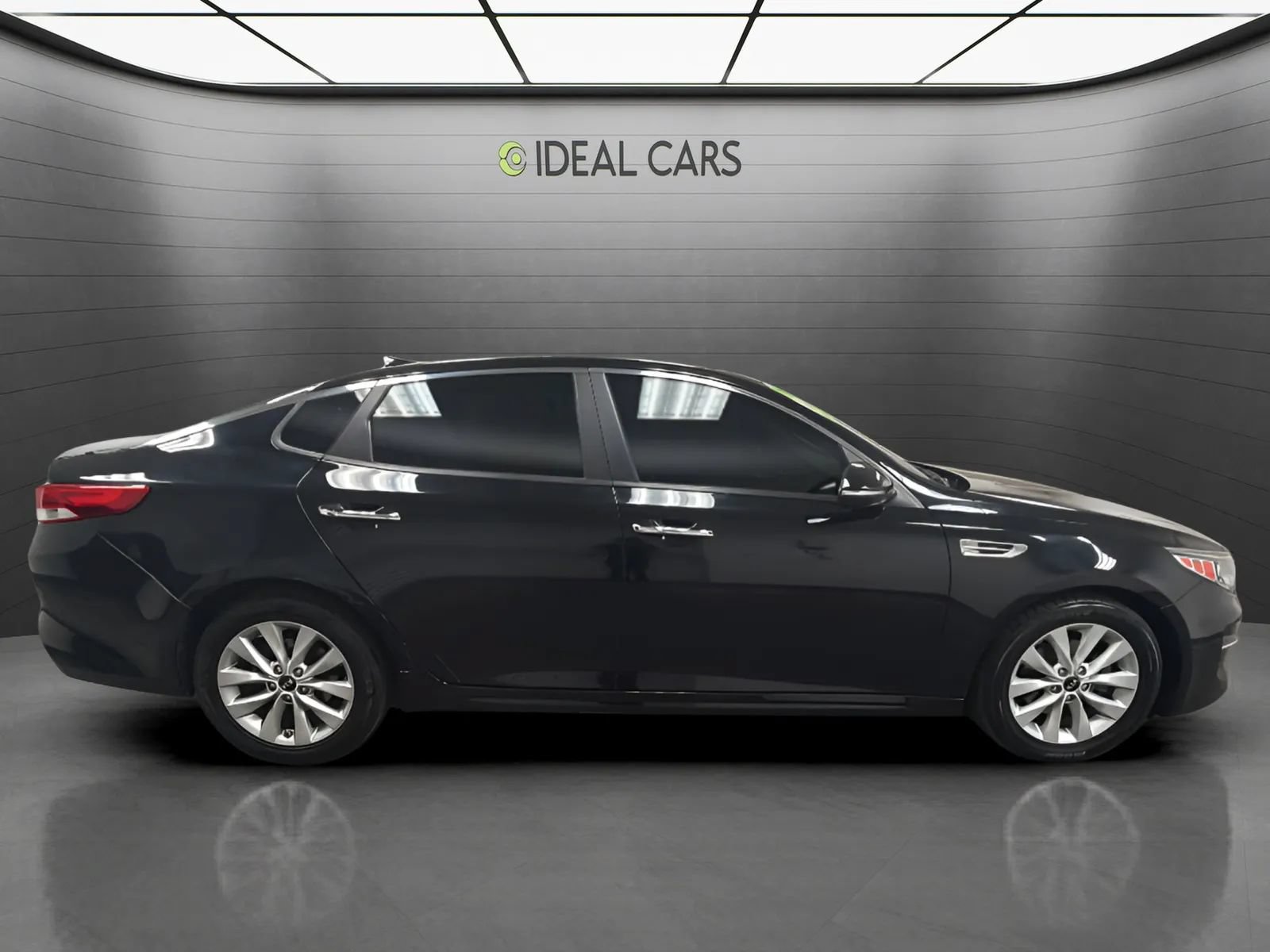 Used 2018 Kia Optima EX w/ Premium Package FWD image 4