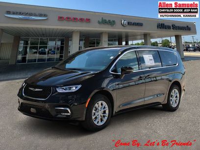 New 2025 Chrysler Pacifica Select