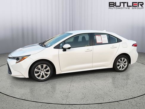 Certified 2025 Toyota Corolla LE FWD image 3