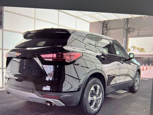 Used 2025 Chevrolet Blazer LT FWD image 2